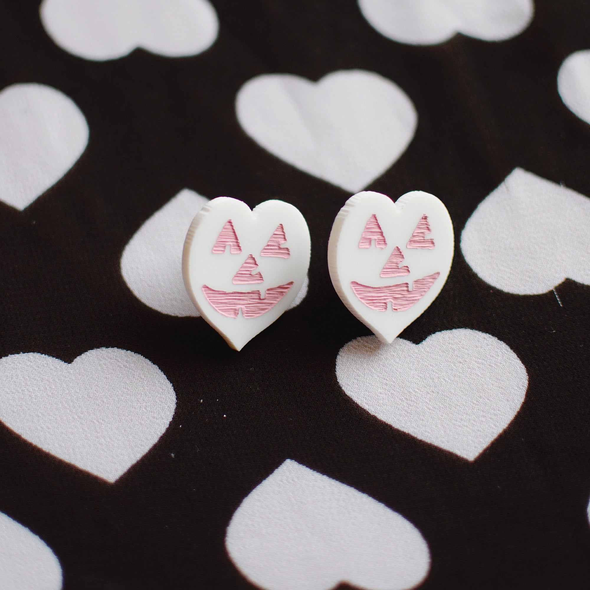 Earrings - Halloween Pumpkin Heart Studs - Fright White/Pink
